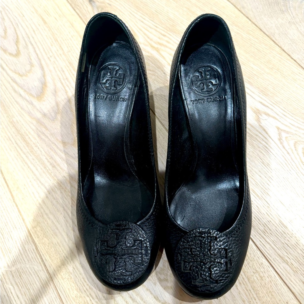 Tory Burch wedge pumps in black pebbled leather. Size 7, Used condition